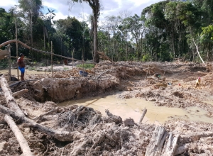 Takaktyx Kayapó observing illegal goldmining near the Turedjam village, Ourilandia do Norte - by Felipe Milanez