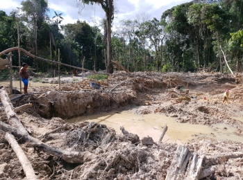 Takaktyx Kayapó observing illegal goldmining near the Turedjam village, Ourilandia do Norte - by Felipe Milanez